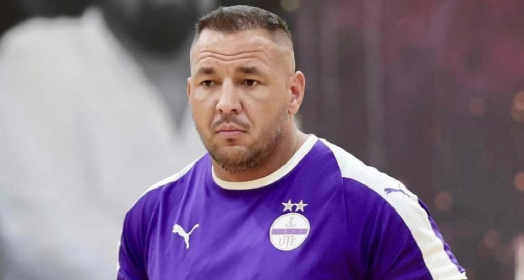 Egri emléktornán csattant a pofon - Curtis pénzbüntetésre számíthat