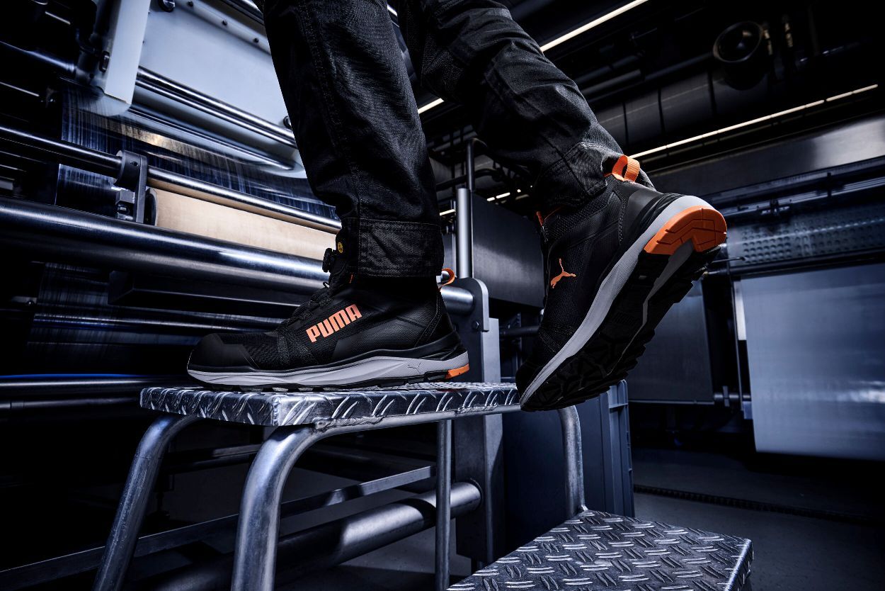 puma safety trail protect kanyon blk orange disc mid 635590 closeup 01