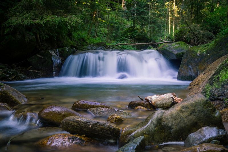 waterfall-3615487_1280