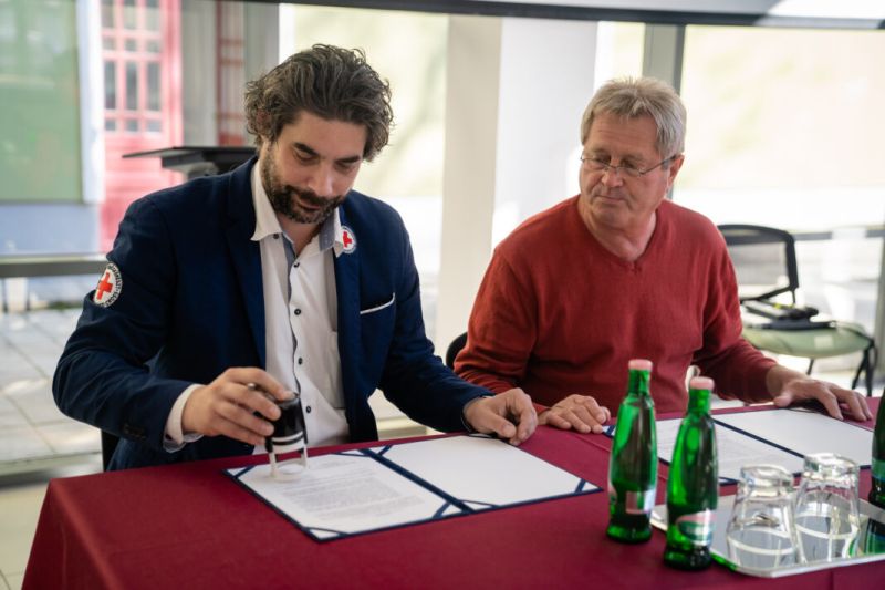 vöröskereszt-szerződés