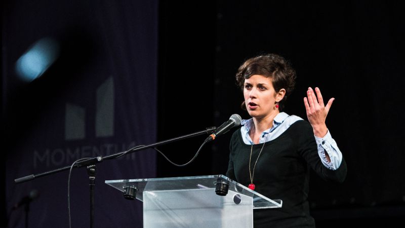 orosz-anna-momentum-mti-mónus-márton