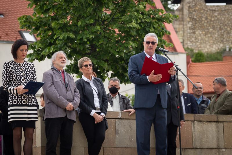 Gál Csaba köszöntőt mond a Vicuska és Gergő szobor avatóünnepségén a Végvári vitézek terén - Fotó: Keller Richárd