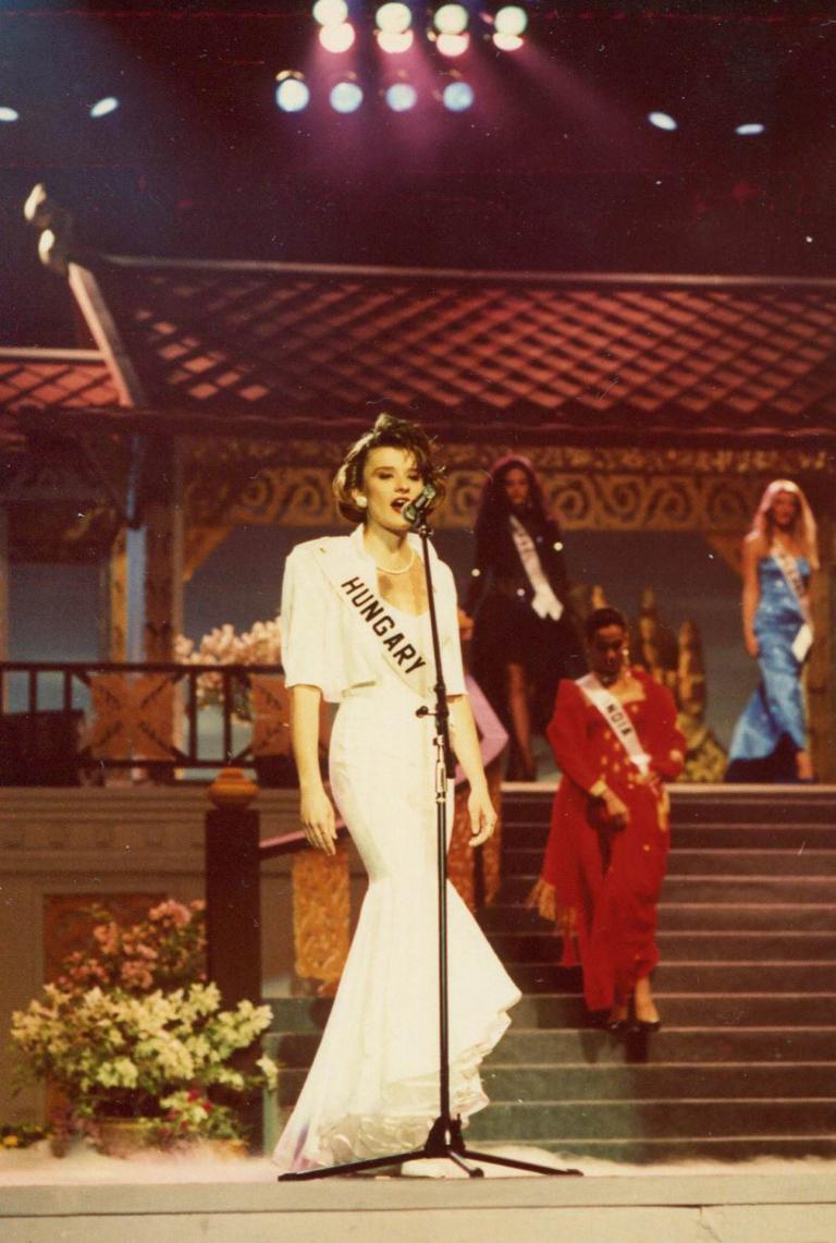Patkó-Dóra-Miss-Universe-on-stage-1992-768x1141
