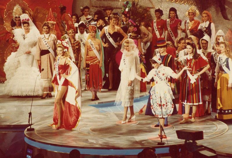 Patkó-Dóra-Miss-Universe-színpadán-1992