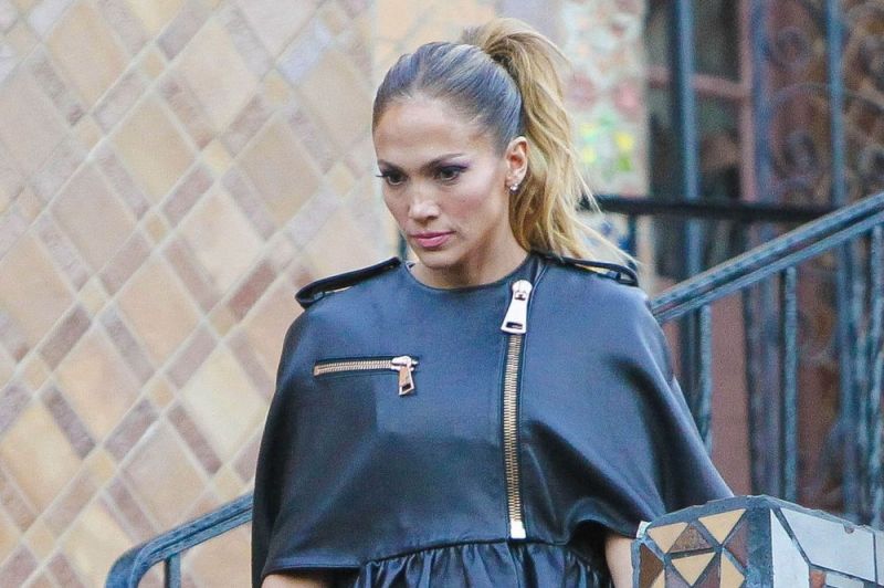 jennifer-lopez-arrived-at-mansion-in-the-hollywood-hills-for-photo-shoot-1604741378