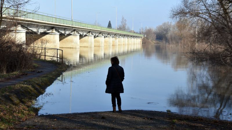 szolnoki ártéri Tisza-híd - árvízhullám - mti - mészáros jános